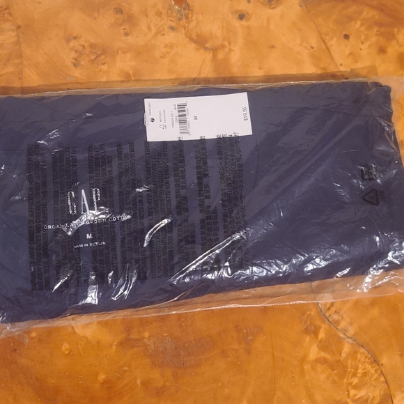 Gap T-Shirt - Picture 2 of 3